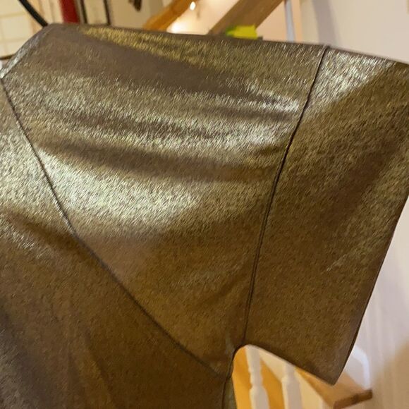 🔅🆕🔅✨Metallic Gold Round Neck Short Sleeve Top by Ellison✨ - Picture 8 of 10